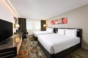 珀斯珀斯城市中心假日酒店的酒店客房设有两张床和一台平面电视。