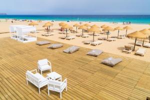 圣港Vila Baleira Suites的海滩上方的椅子和遮阳伞