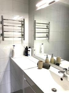 悉尼Namely Manly的白色的浴室设有水槽和镜子