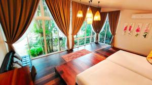 Ban Pak YangRain Forest Resort的带沙发和大窗户的客厅