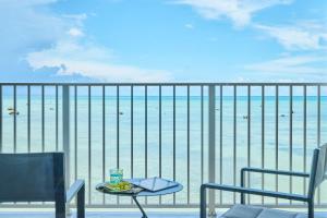 宫古岛Watermark Hotel & Resorts Okinawa Miyakojima的一个带桌椅的海景阳台