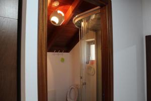 圣维森特Zef's Cottage的一间带卫生间的浴室和天花板上的灯