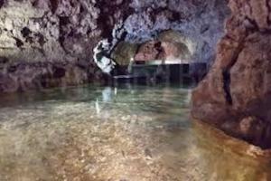 Senhora do RosárioZef's chalet的前面有一个水池的洞穴