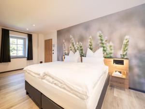 圣维特Gasthof Wisonbrona的卧室配有白色大床和白色枕头