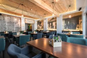 普什奇纳Brovar 16的一间配备有桌子和蓝色椅子的用餐室