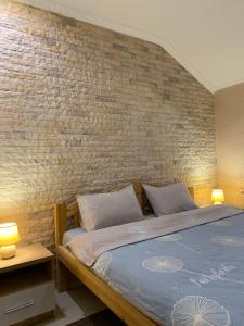 乌曼岛Park Hotel的一间卧室配有一张砖墙床