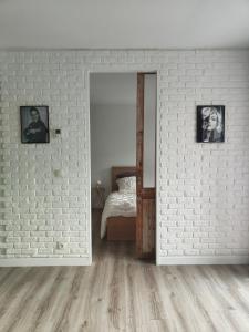 布吕热Le Manhattan 3*, Lumineux , calme vue sur le lac的一间白色砖墙客房和一间卧室