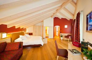 RevòViridis Hotel的一间卧室设有一张床和一间客厅。