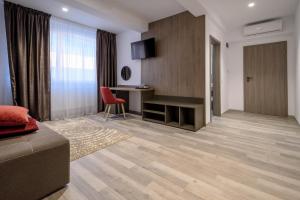 布拉索夫VMD Residence的带沙发和书桌的客厅