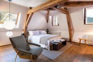 Vireux-WallerandChateau de Wallerand的一间卧室配有一张床和一把椅子