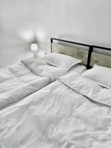 安布罗劳里View Racha的白色的床、白色床单和枕头