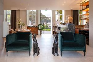 Vireux-WallerandChateau de Wallerand的客厅配有两张绿色椅子和一张桌子
