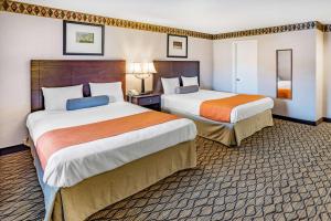 莱诺克斯莱诺克斯豪生国际酒店集团的一间酒店客房,房间内设有两张床