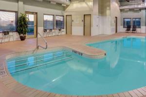 卡普斯卡辛卡普斯卡辛速8酒店的大楼里一个蓝色的大泳池