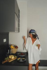 瓦伦西亚Ramirez Flats Valencia的站在厨房的毛巾上的女人