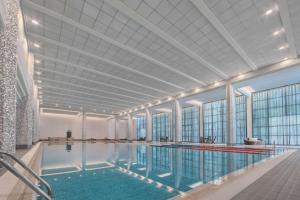 巴库巴库凯悦酒店的大型游泳池设有大型天花板