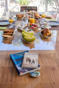 GalanádhonLa Casa di Dolly的一张带早餐食品的桌子和一本书
