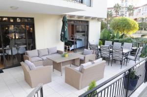 开普敦Luxury 2 bedroom apartment in Cape Town的庭院配有桌椅和遮阳伞。