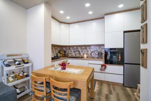 桑丹斯基MARSY的厨房配有木桌和冰箱。