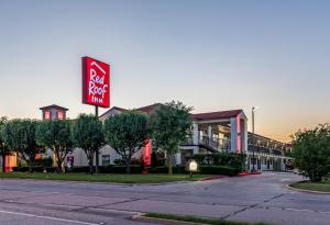 梅斯基特Red Roof Inn Dallas - Mesquite Fair Park NE的街道旁酒店标志