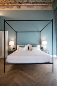 巴勒莫Vossia Luxury Rooms & Sicilian Living的一间卧室配有一张大床和两盏灯