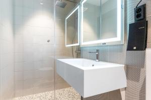 塔林Citybox Tallinn City Center的浴室设有白色水槽和镜子