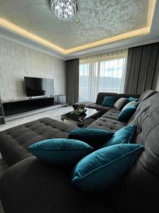 多纳瓦利Apartmány Residence的客厅配有大沙发和蓝色枕头