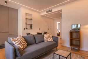 里斯本Charming Design Apartment的带沙发和电视的客厅