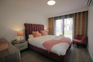 阿尔豪林德拉托里TESS Villa Le Clos Fleury的一间卧室设有一张大床和大窗户