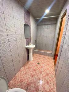 塞凡Guest House的一间带水槽和卫生间的浴室