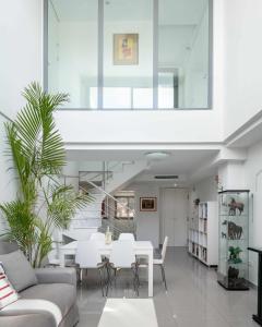 阿杜纳斯区Ático Saona的客厅配有白色的桌子和椅子