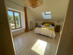 阿尔布瓦Maison près de la rivière的一间卧室设有一张床和一个大窗户