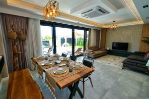 凯麦尔Yedisu Villaları Family Only的客厅配有桌子和沙发