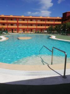 Parque HolandesCasa Guira - Fuerteventura的大楼前的大型游泳池