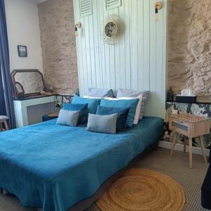 卡尔卡松Entre Bastide et Cité的一间卧室配有蓝色的床和蓝色枕头
