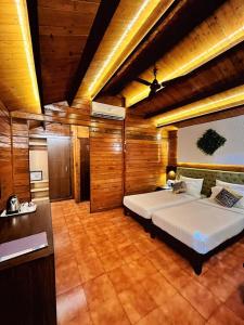 比纳里姆Beira Mar Beach Resort的一间带一张大床的卧室,位于带木墙的房间