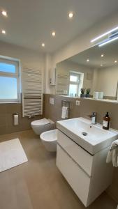 科布伦茨Chebello的浴室设有2个水槽和2个卫生间。