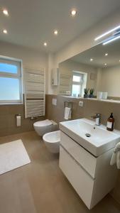 科布伦茨Chebello的大型浴室设有两个盥洗盆和卫生间。