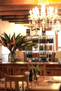 斯韦伦丹Jan Harmsgat Country House的桌子上花瓶的酒吧