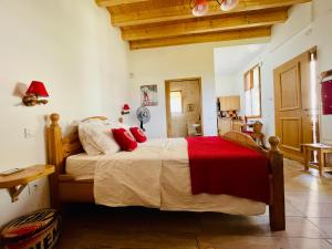 La TroncheChalet de Rozan的一间卧室配有一张带红色枕头的大床