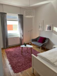 曼海姆Feel-Good Apartment In Mannheim-Neckarau的一间卧室配有一张床、一张沙发和一张桌子