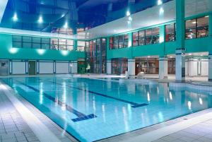基尔肯尼基尔肯尼沃蒙德酒店的大楼内的大型游泳池