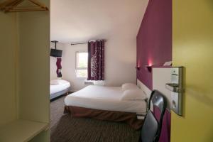 莫内托赛尔斯酒店的小房间设有两张床和窗户
