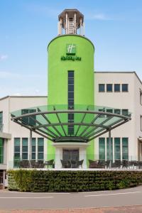 比肯希尔Holiday Inn Birmingham Airport - NEC, an IHG Hotel的一座建筑的顶部有一座绿色的塔楼