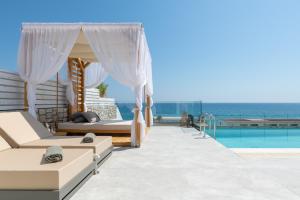 佩基罗德Villa Auretta的别墅设有游泳池和景观卧室