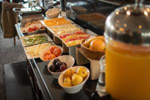 蒙得维的亚卡拉沃尔普精品酒店的包含多种不同食物的自助餐