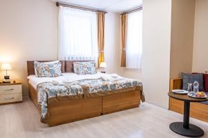 科尼亚AYDINBEY PARK OTEL的一间卧室配有一张带桌子和窗户的床