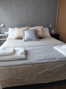 卡拉米尼亚尔镇APARTAMENTO BEATRIZ的一张配有白色床单和枕头的大床