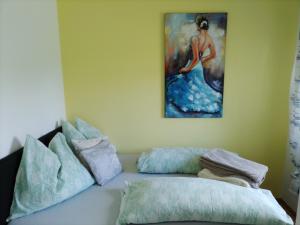 费尔德巴赫Ferienwohnung Krenn的一间卧室配有一张壁画床
