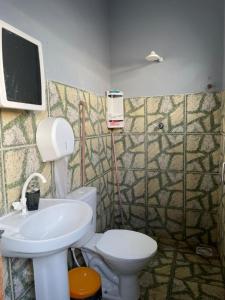 马瑙斯Discovery hostel的一间带卫生间和水槽的浴室